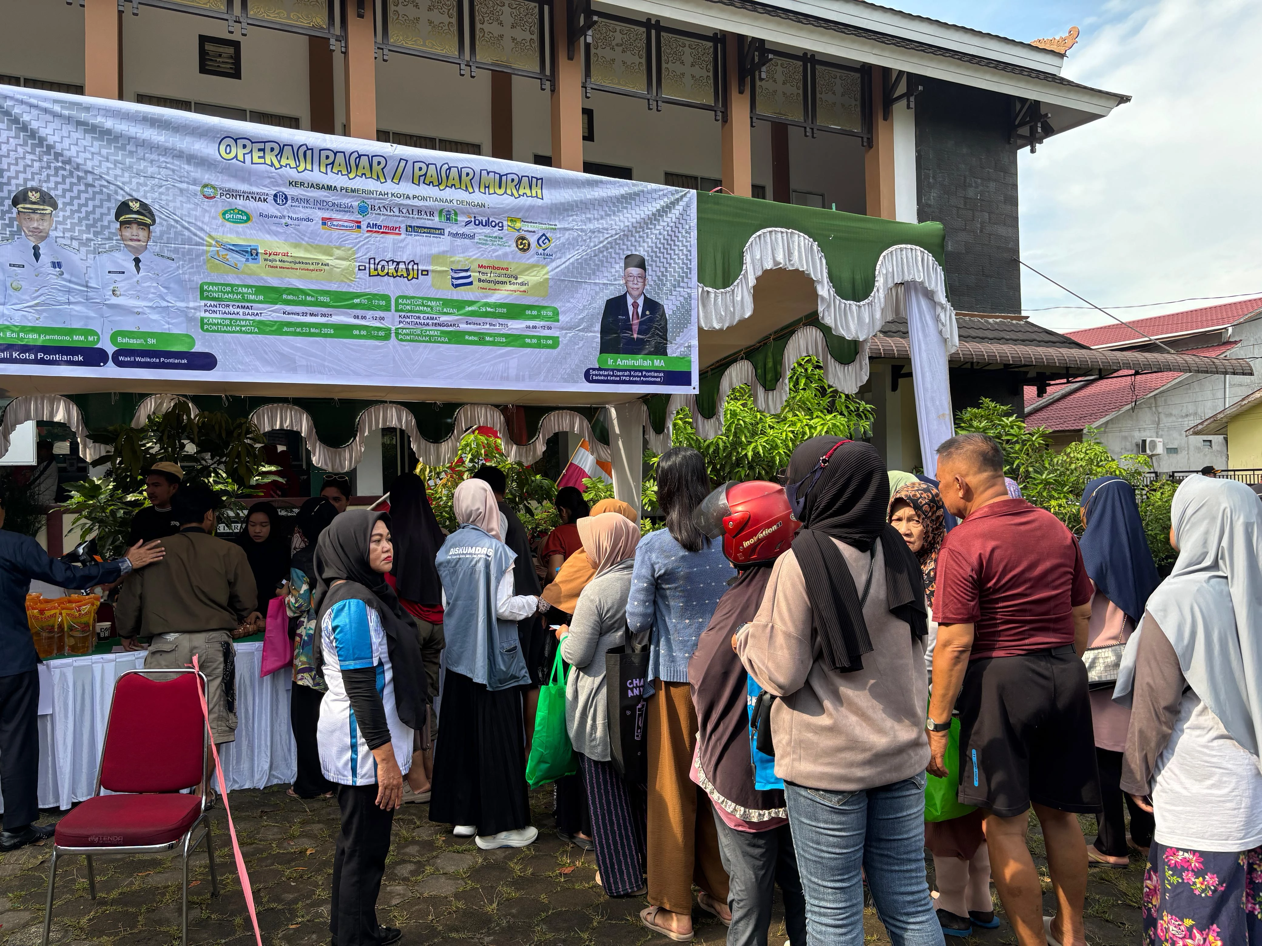 Warga Pontianak Kota Serbu Paket Sembako Murah